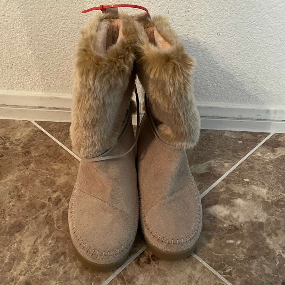 TOMS pull on boots